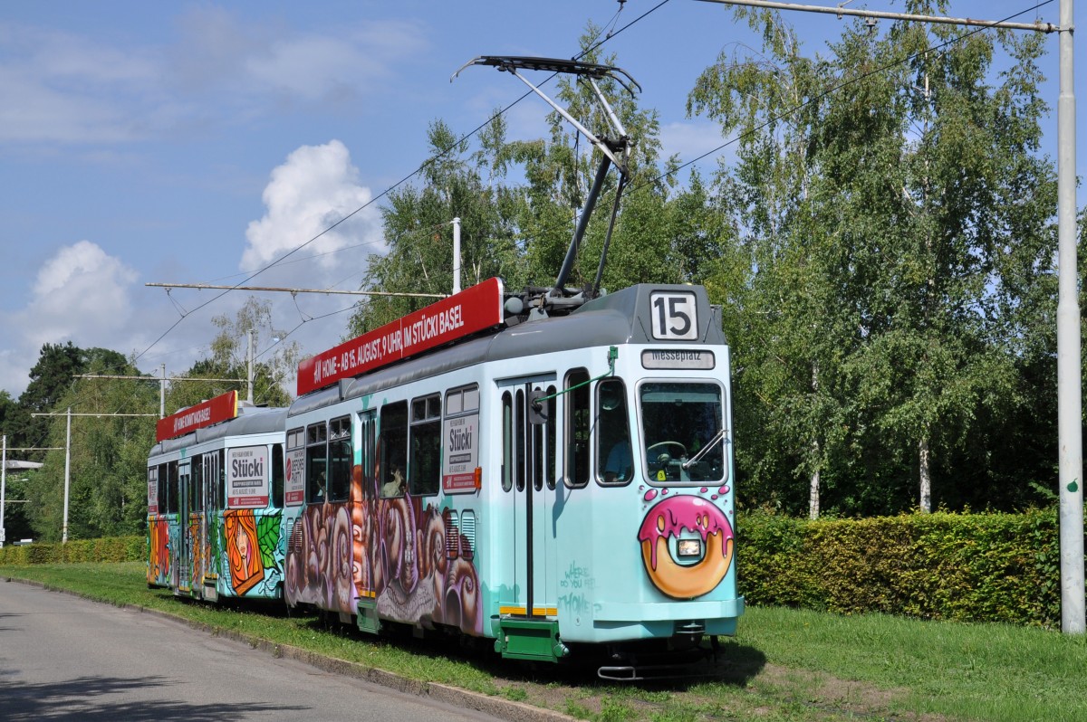 Seit Anfang August 2014 macht der Be 4/4 457 zusammen mit dem B 1473 S Werbung für H&M Home. Die beiden Wagen wurden von Graffiti-Künstlern im Depot Wiesenplatz besprayt. Diese Aufnahme entstand am 04.08.2014 kurz vor der Endstation auf dem Bruderholz.