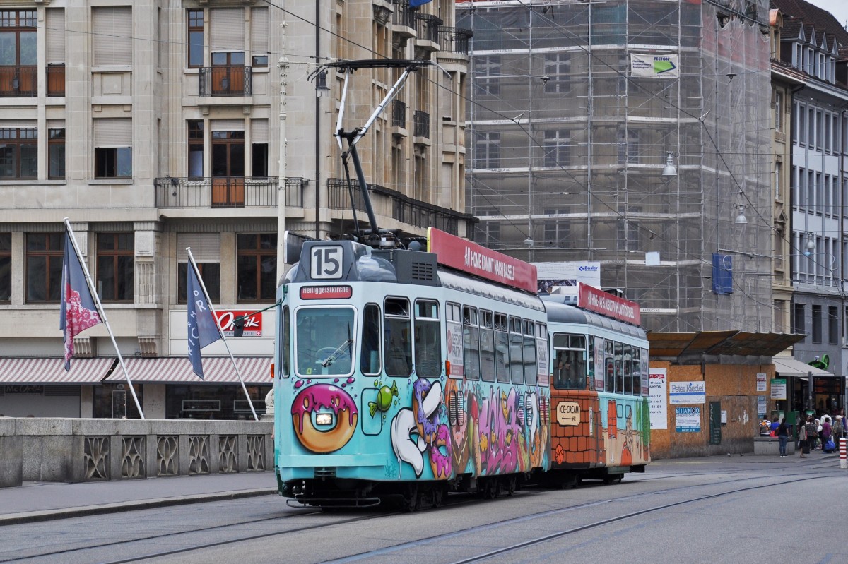 Seit Anfang August 2014 macht der Be 4/4 457 zusammen mit dem B 1473 S Werbung für H&M Home. Die beiden Wagen wurden von Graffiti-Künstlern im Depot Wiesenplatz besprayt. Diese Aufnahme entstand am 06.08.2014 auf der Mittleren Rheinbrücke.