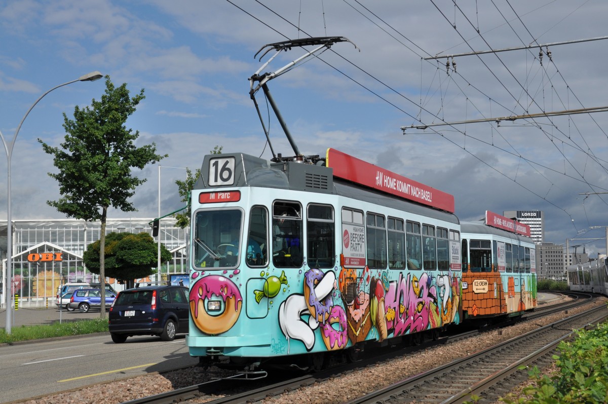 Seit Anfang August 2014 macht der Be 4/4 457 zusammen mit dem B 1473 S Werbung für H&M Home. Die beiden Wagen wurden von Graffiti-Künstlern im Depot Wiesenplatz besprayt. Hier fährt der Tramzug auf der Umgeleiteten Linie 16 zur Endstation beim M-Parc. Die Aufnahme stammt vom 14.08.2014.