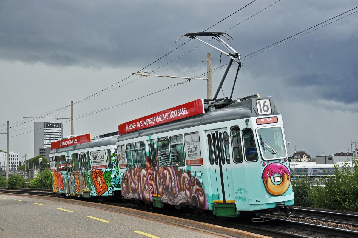 Seit Anfang August 2014 macht der Be 4/4 457 zusammen mit dem B 1473 S Werbung für H&M Home. Die beiden Wagen wurden von Graffiti-Künstlern im Depot Wiesenplatz besprayt. Hier fährt der Tramzug auf der Umgeleiteten Linie 16 zur Endstation beim M-Parc. Die Aufnahme stammt vom 14.08.2014 kurz vor einem kräftigen Regenguss.