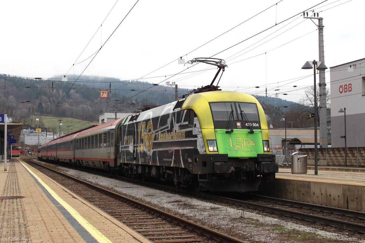 Seit Anfang Februar wird das Zugpaar IC533/IC632 planmäßig mit einer GySEV 470 bespannt.
Hier steht am 25.2.2024 der IC533  Lienzer Dolomiten  mit der 470 504  150 Jahre Raaberbahn  im Bahnhof Leoben Hbf und wartet auf die Weiterfahrt nach Lienz.
