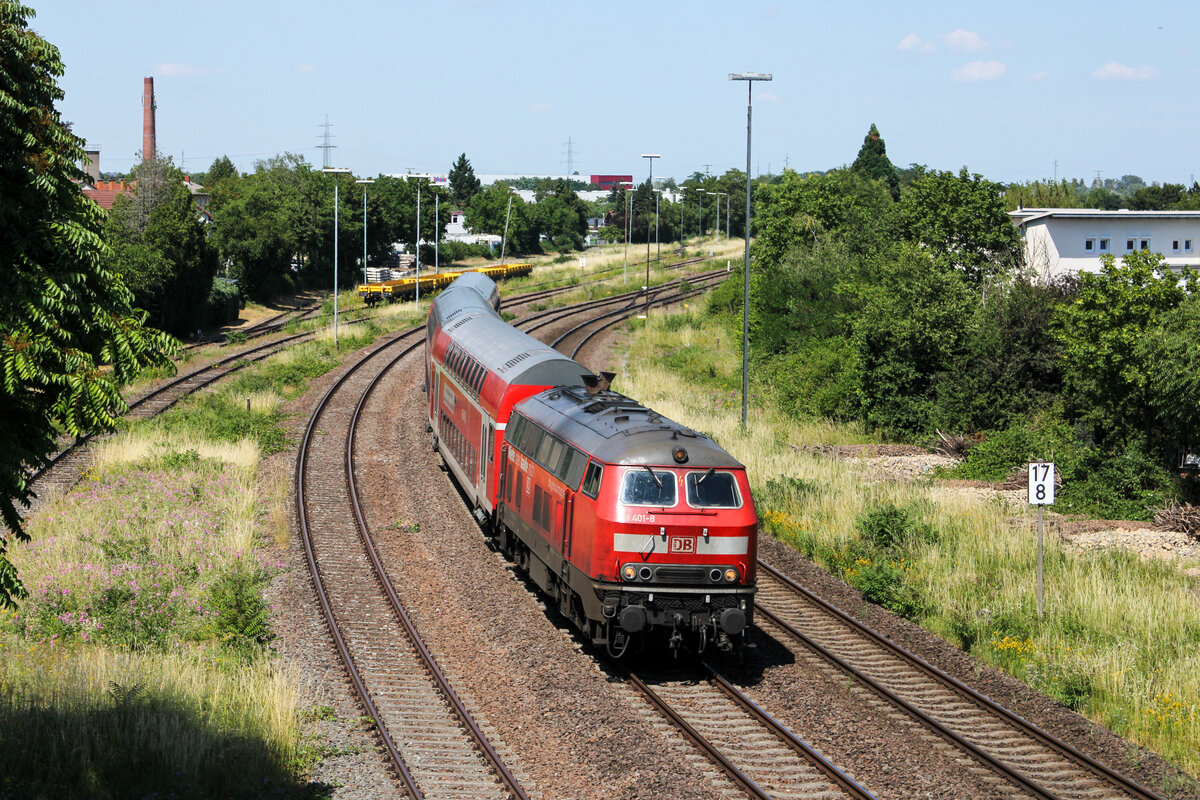 Seit Anfang Juni ist wieder eine Dosto-Garnitur samt 218 auf der pf�lzischen Maximiliansbahn unterwegs. Am 18.06.2026 f�hrt 218 401 mit dem RE 12031 in Landau ein.