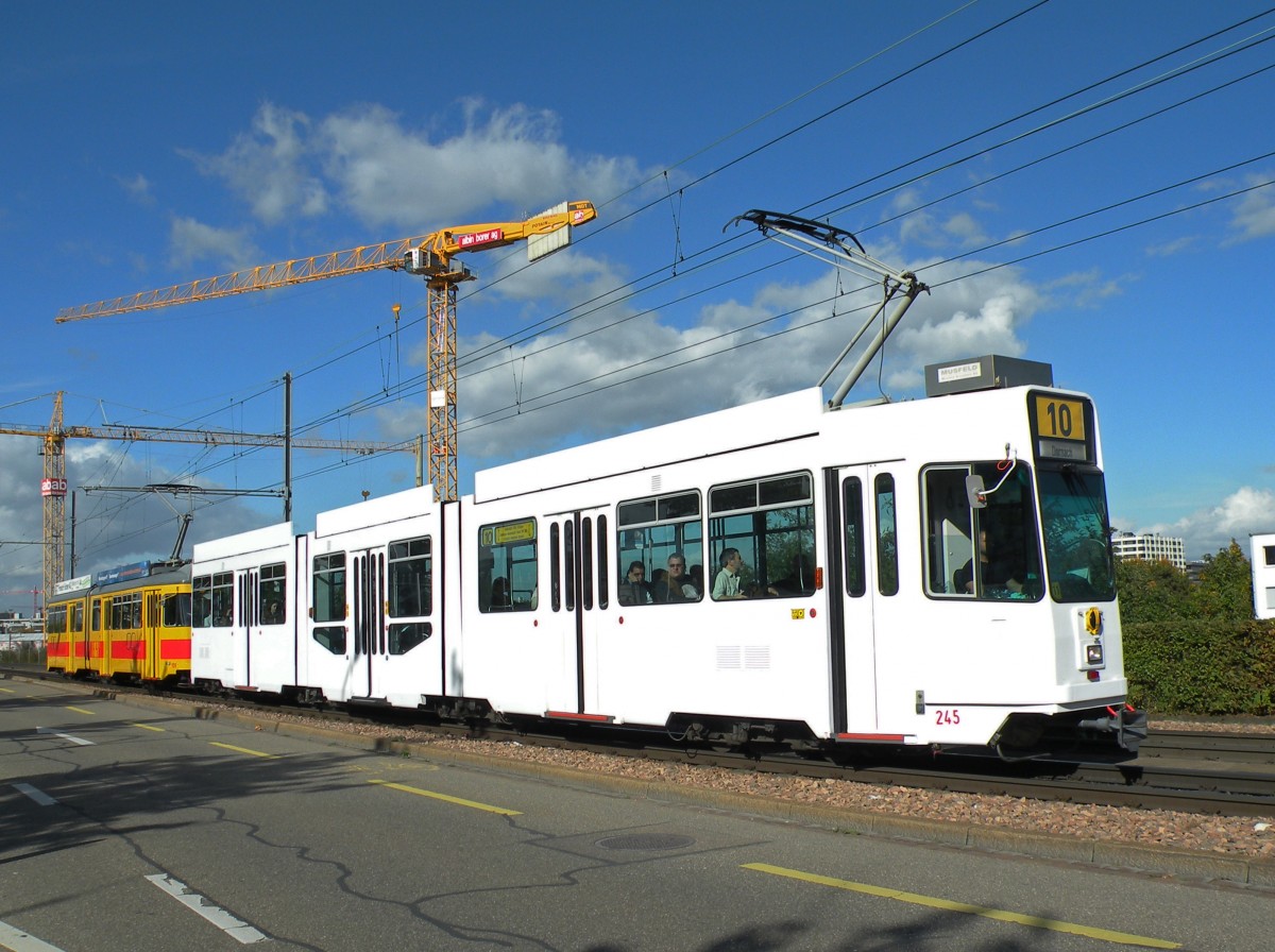 Seit anfangs Oktober hat der Be 4/8 245 seine IWB Bilder und Schriften verloren und ist total Weiss auf der Linie 10 unterwegs. Die Aufnahme stammt vom 17.10.2013.