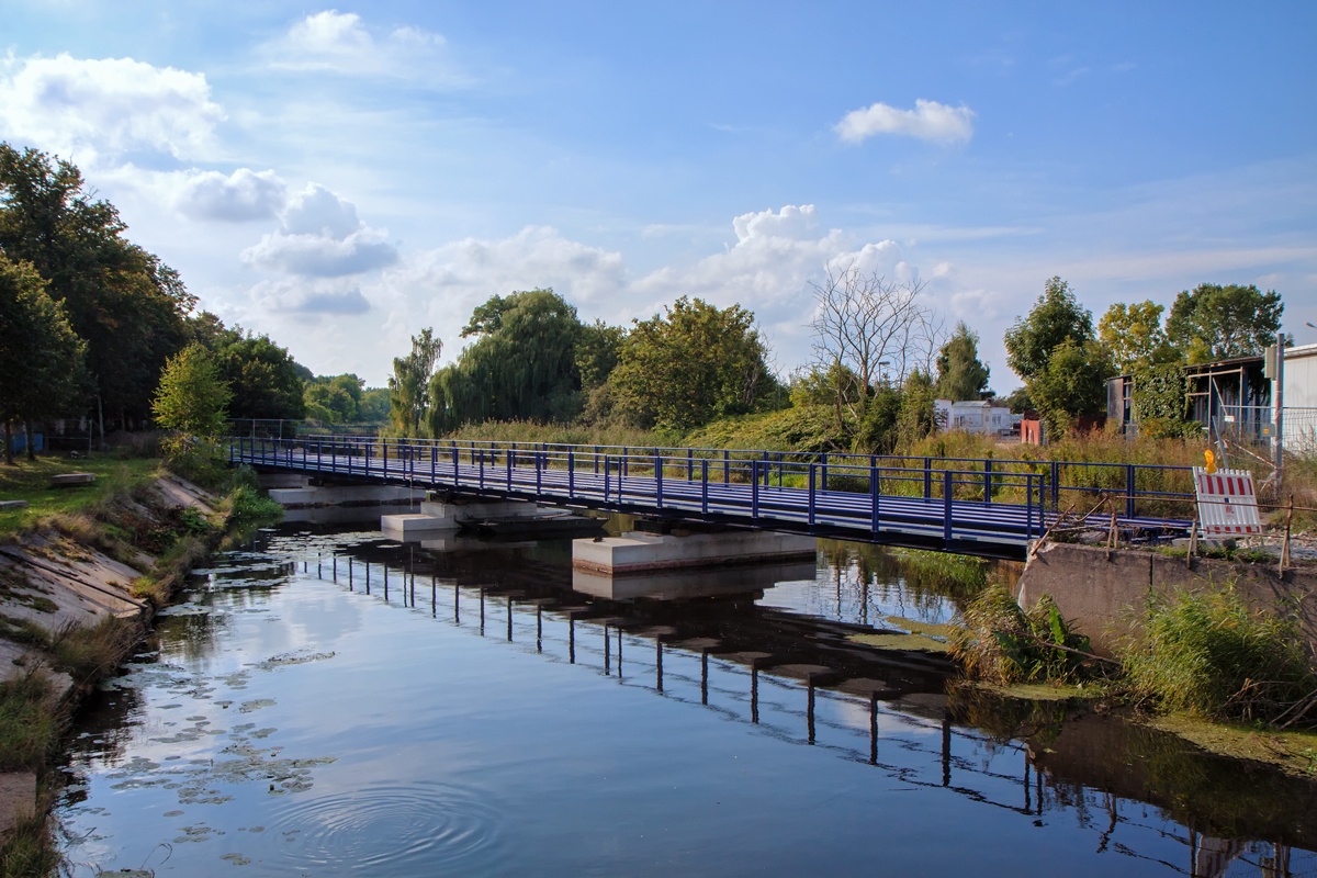 Seit cca. 10 Jahren ruht die 5 km lange Bahnstrecke vom Bf Greifswald zum Seehafen Greifswald-Ladebow. Nun wird das Gleis erneuert , hierf�r erhielt der Ryckgraben eine neue Eisenbahnbr�cke. - 13.09.2013
 