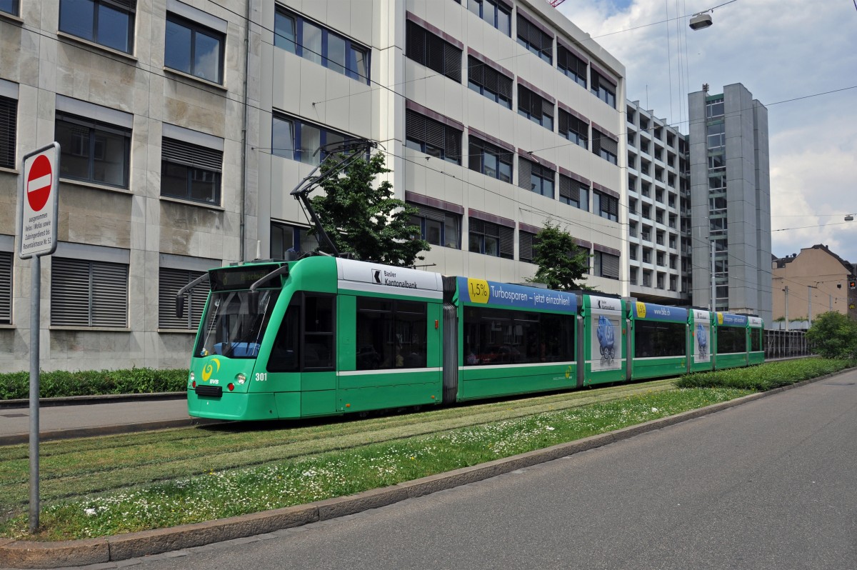 Seit dem 03.06.2014 hat der Combino 301 eine Teilwerbung der Basler Kantonalbank. Hier fährt der Wagen auf der Linie 6 zur Haltestelle Gewerbeschule. Die Aufnahme stammt vom 03.06.2014.