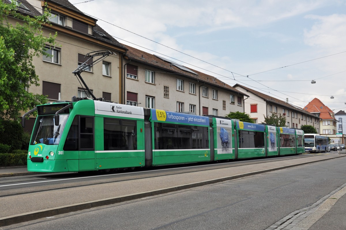 Seit dem 03.06.2014 hat der Combino 301 eine Teilwerbung der Basler Kantonalbank. Hier steht der Wagen auf der Linie 6 an der Haltestelle Lörracherstrasse. Die Aufnahme stammt vom 03.06.2014.