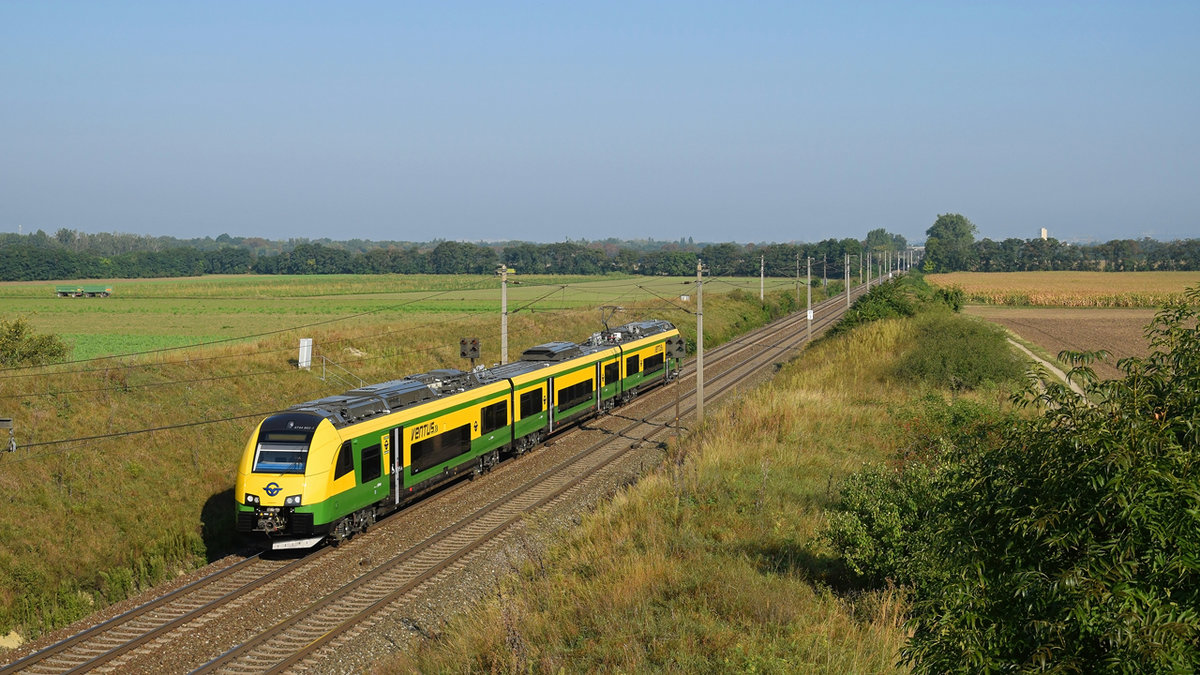 Seit dem 05. 09. 2016 verkehren die neuen GySEV Desiro MLs, auch VEntus genannt, auf der Linie Deutschkreutz-Sopron-Wien-Kittsee-Bratislava Petrzalka. Am 10.09 erreicht 4744.302 gleich den Bahnhof Gramatneusiedl mit dem REX 7613. 