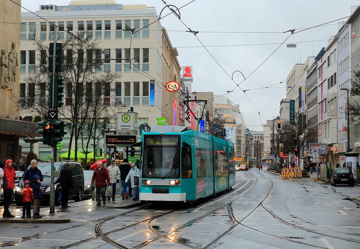 Seit dem 07.02.1876 fuhr die Düsseldorfer Pferdebahn durch die Schadowstraße, doch jetzt gibt es dort keinen oberirdischen Schienenverkehr mehr. Am letzten Betriebstag, dem 20.02.2016, trifft der NF8 2106 als Linie 706 noch einmal an der Haltestelle Jacobistraße ein.
