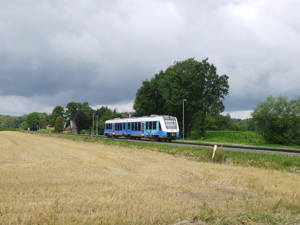 Seit dem 07.07.2019 betreib die Bentheimer Eisenbahn die Linie RB 56 von Bad Bentheim nach Neuenhaus. Zwischen Sonne und starke Bewölkung fuhr der BE 63019 Richtung Bad Bentheim, kurz vor dem nächsten Halt Nordhorn. 14.07.2019