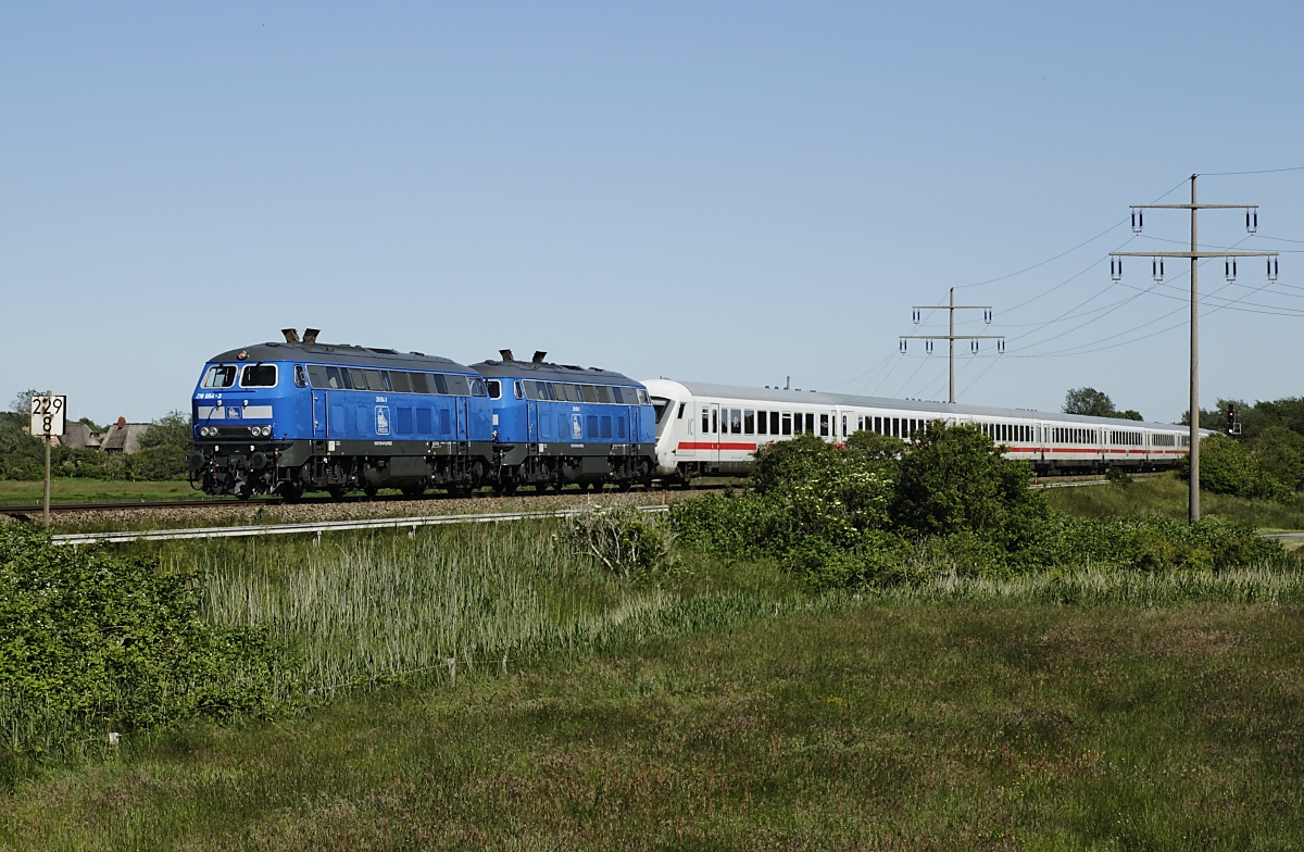 Seit dem 08.06.2020 sind die beiden Press-Loks 218 054-3 und 055-2 auf der Marschbahn im Einsatz und so etwas wie die Starloks auf dieser Strecke, am 15.06.2020 sind sie mit dem IC 2310 am Ortsrand von Morsum auf dem Weg in das nicht mehr ferne Westerland