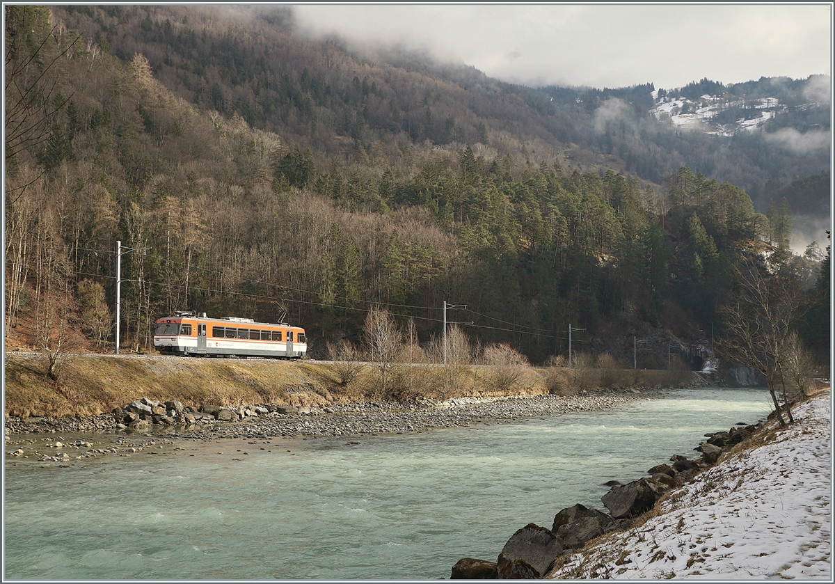 Seit dem 1. Januar hat die Zentralbahn die MIB übernommen und einige Fahrzeuge zeigen sich schon mit entsprechenden Änderungen. Im Bild zeigt sich der Be 125 008, der bei der MIB als Be 4/4 8 geführt und im Innenraum mit 90 85 8470 008-6 angeschrieben ist als Regionalzug 9918 auf der Fahrt von Meiringen nach Innertkirchen. Der Triebwagen hat die Haltestelle Aareschlucht West verlassen und erreicht in Kürze den 1502 Meter langen Kirchet Tunnel welchen die Bahn durch die Aareschlucht führt. 

17. Februar 2021