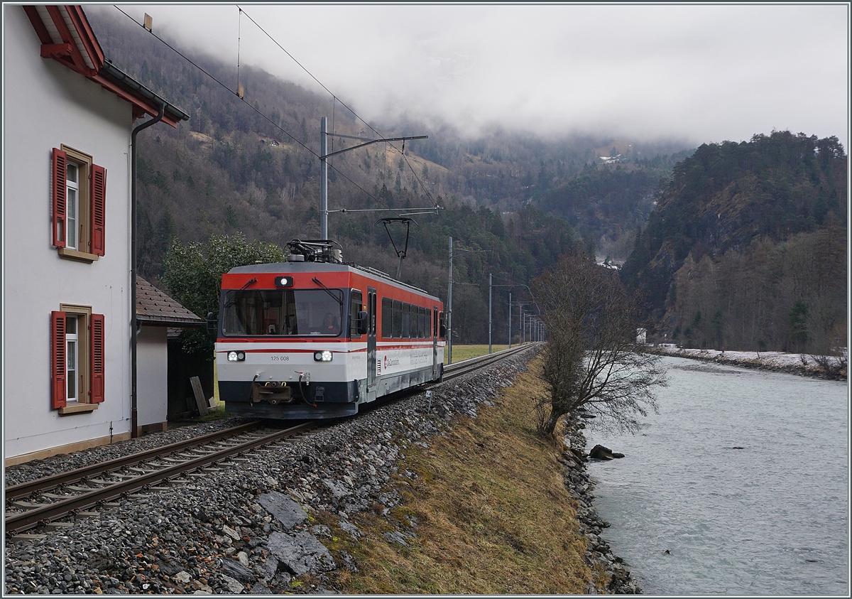 Seit dem 1. Januar hat die Zentralbahn die MIB bernommen. Meine Idee war, den ex CEV GTW Be 2/6  Montreux  als Zentralbahn Be 125 013 zu fotografieren, doch ausgerechnet an diesem Tag war dieser in Revision...
Doch auch der Be 125 008, der bei der MIB als Be 4/4 8 gefhrt und im Innenraum mit 90 85 8470 008-6 angeschrieben ist, hat als Fotomotiv seinen Reiz, verkehrt er durch nur noch wenn der GTW  Be 125 013 nicht zur Verfgung steht. 
Hier ist der von Stadler 1996 gebaute Be 4/4 8 (Be 125 008) als Regionalzug 9919 von Innertkirchen nach Meiringen kurz vor der Ankunft bei der Haltestelle Aareschlucht West zu sehen.

17. Februar 2021