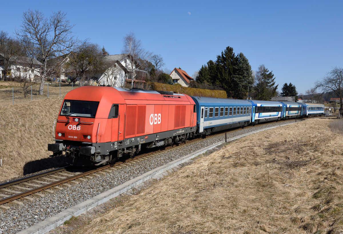 Seit dem 12. Dezember 2021 verbindet der IC 312  Mura  Budapest mit der steirischen Landeshauptstadt Graz. Am 12. März 2022 traktionierte die 2016 089 den Schnellzug ab Szentgotthárd, und wurde dabei von mir in Hart bei Graz fotografiert.