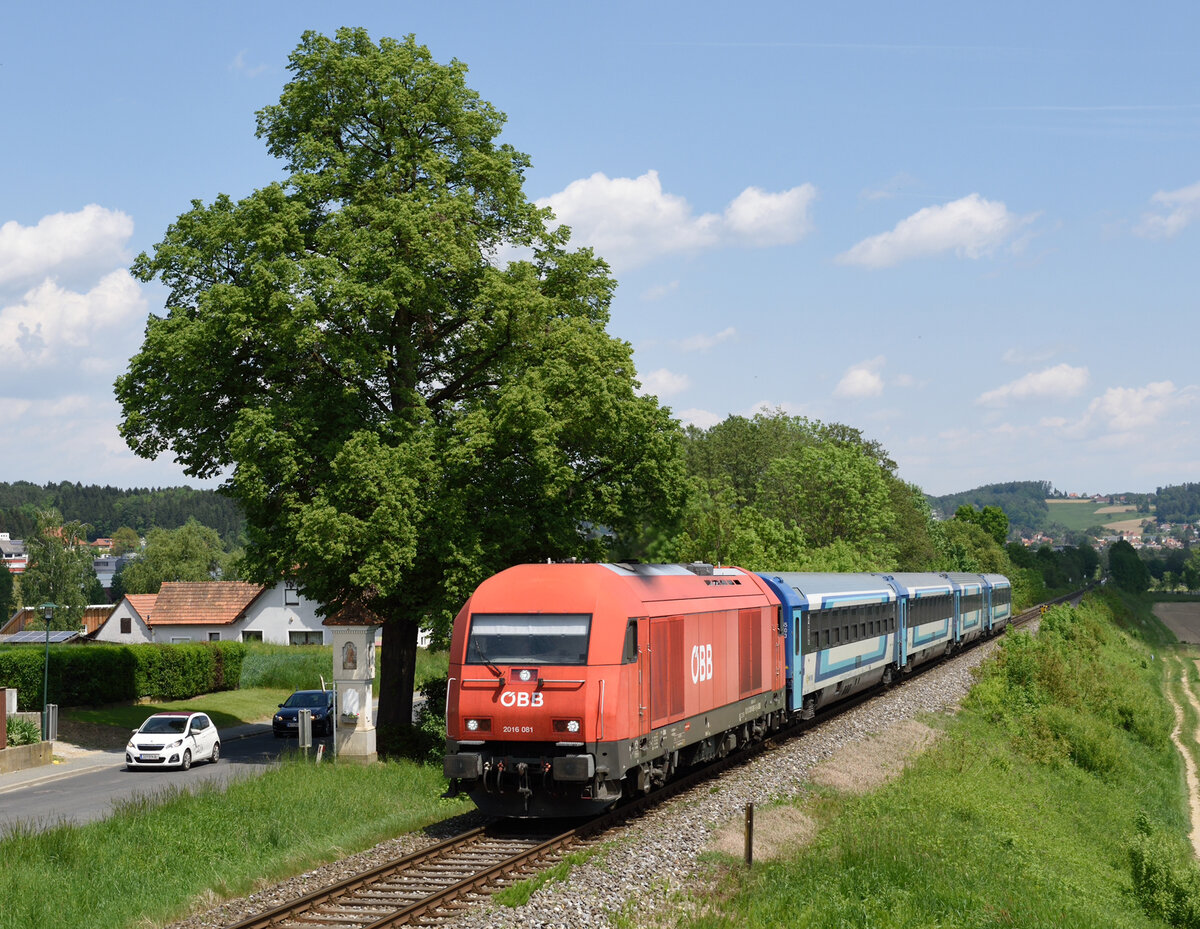 Seit dem 12. Dezember 2021 verbindet der IC 312  Mura  Budapest mit der steirischen Landeshauptstadt Graz. Am 15. Mai  2022 traktionierte die 2016 081 den Schnellzug ab Szentgotthárd, und wurde dabei von mir in Flöcking fotografiert.