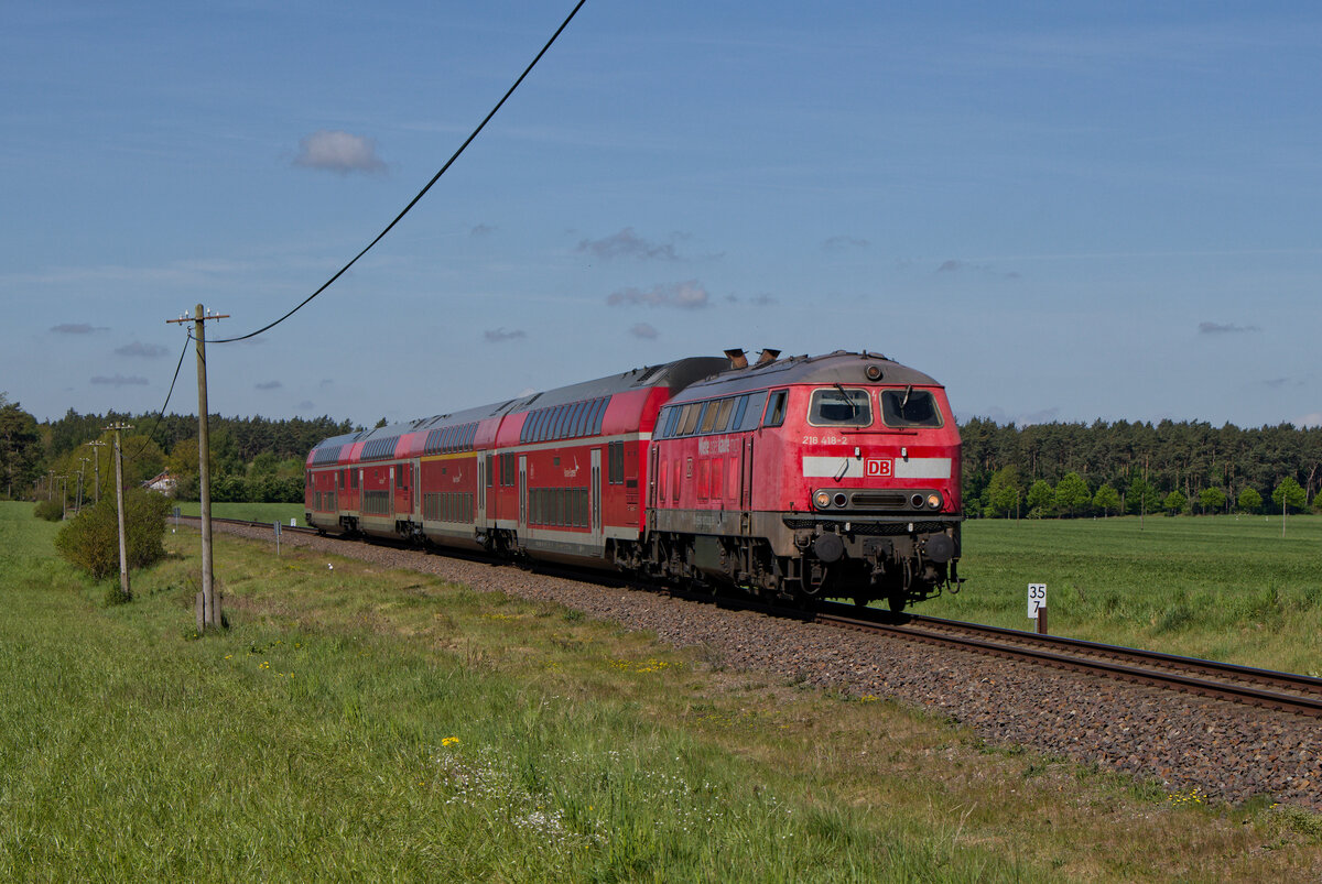 Seit dem 15. Mai k�nnen zwischen Hamburg und Hagenow Land wieder Z�ge fahren. Damit ist auch die Zeit f�r den RE2 mit 218 und Doppelstockwagen zwischen L�beck und Bad Kleinen abgelaufen, da der RE1 wieder normal bis Hamburg verkehrt.

Am 09.05.2026 wurde das gute Wetter noch einmal genutzt und 218 418-2 mit ihrem Zug nach Bad Kleinen am westlichen Stadtrand von Grevesm�hlen fotografiert.