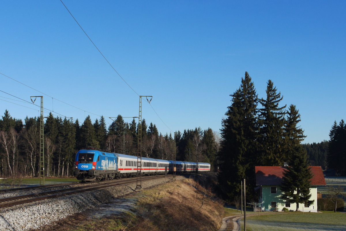 Seit dem 15.12.13 wird das Zugpaar 2082/3 wieder mit einem ÖBB Taurus gefahren. Am 16.12.13 konnte ich bei Ufering nahe Freilassing die ÖBB 1016 023 mit dem IC 2082  Königssee  (Berchtesgaden Hbf - Hamburg-Altona) fotografieren.