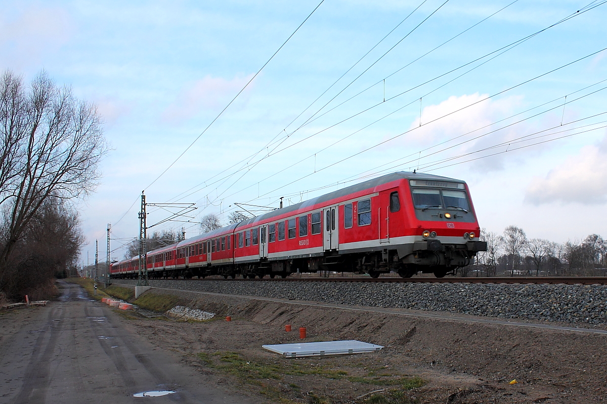 Seit dem 15.12.2013 fährt am Freitag und Sonntag zusätzlich ein Entlastungszug zwischen Rostock Hbf und Berlin Hbf und in der Gegenrichtung.
Am 21.02.2014 wird er von der 112 103 durch Nassenheide geschoben.