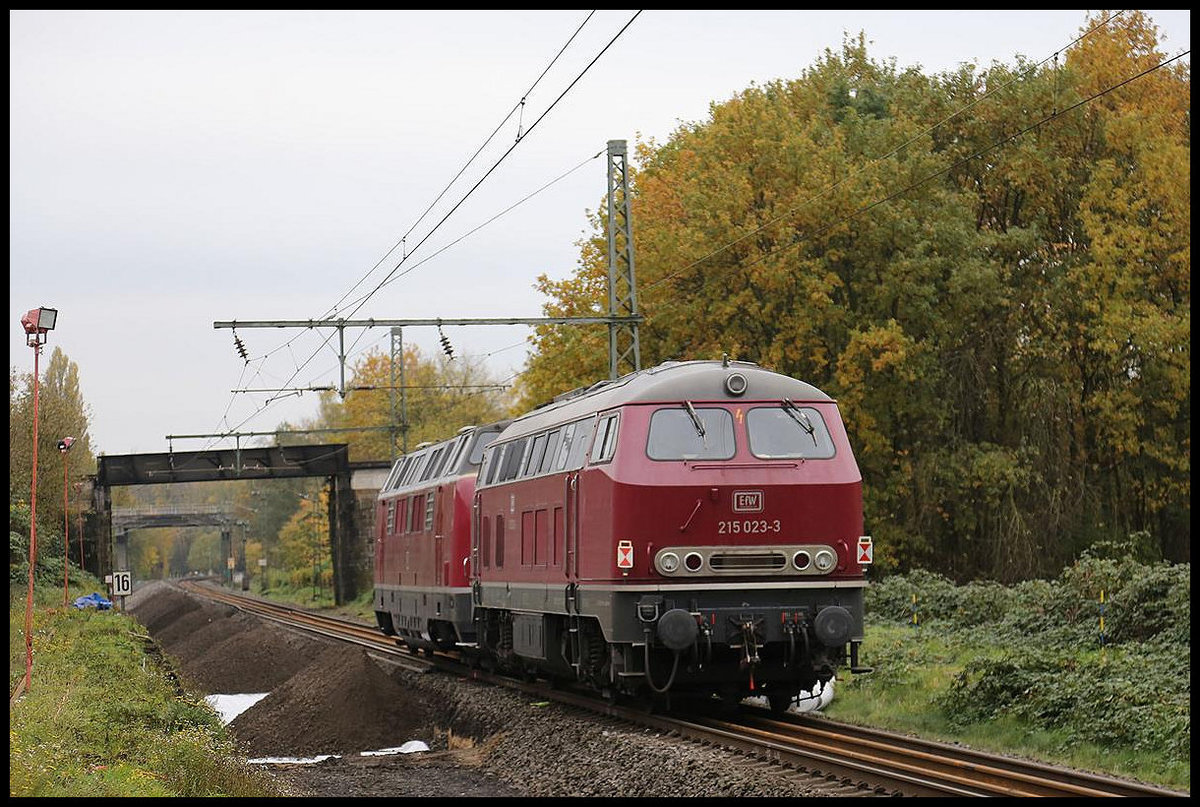 Seit dem 15.12.2019 ist die Rollbahn zwischen Osnabrück und Münster wieder in Betrieb. Am 13.11.2019 waren noch die Diesellokomotiven von EfW im Bauzugdienst zu beobachten. Hier verlassen 221122-5 und am Schluss 215033-3 gerade Lengerich in Richtung Münster und befahren dabei das zu diesem Zeitpunkt einzige Gleis der Rollbahn.