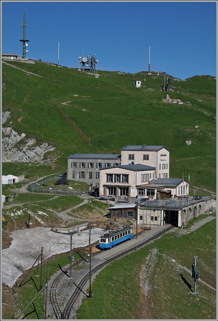 Seit dem 16. Sept. 1892 erreichen die Zahnradzüge den 1970 müM gelegenen Gipfelbahnhof Rochers der Naye.
Am 28. Juni 2016 wartet der Bhe 2/4 207 auf die Rückfahrt als Dienstzug nach Glion.
 