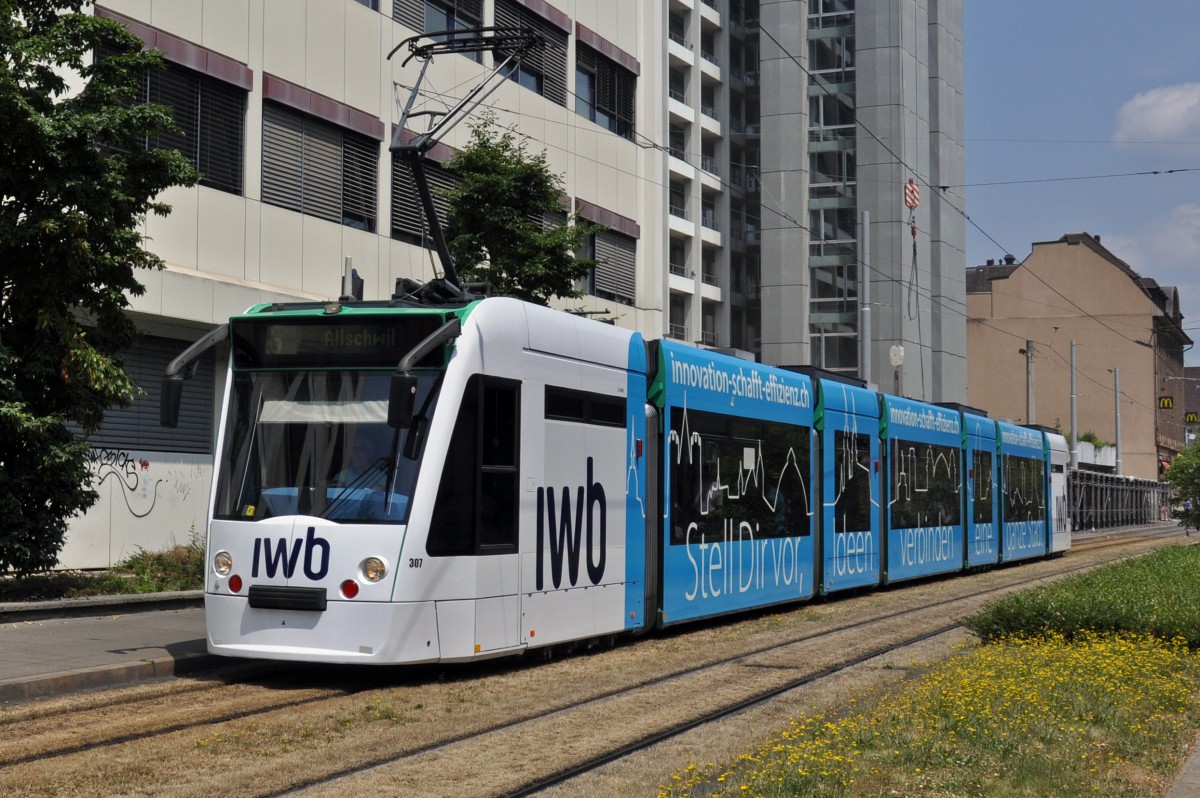 Seit dem 19.06.2014 macht der Be 6/8 Combino 307 Werbung für die Industriellen Werke Basel (IWB). Hier fährt der Wagen auf der Linie 6 zur Haltestelle Gewerbeschule. Die Aufnahme stammt vom 20.06.2014.