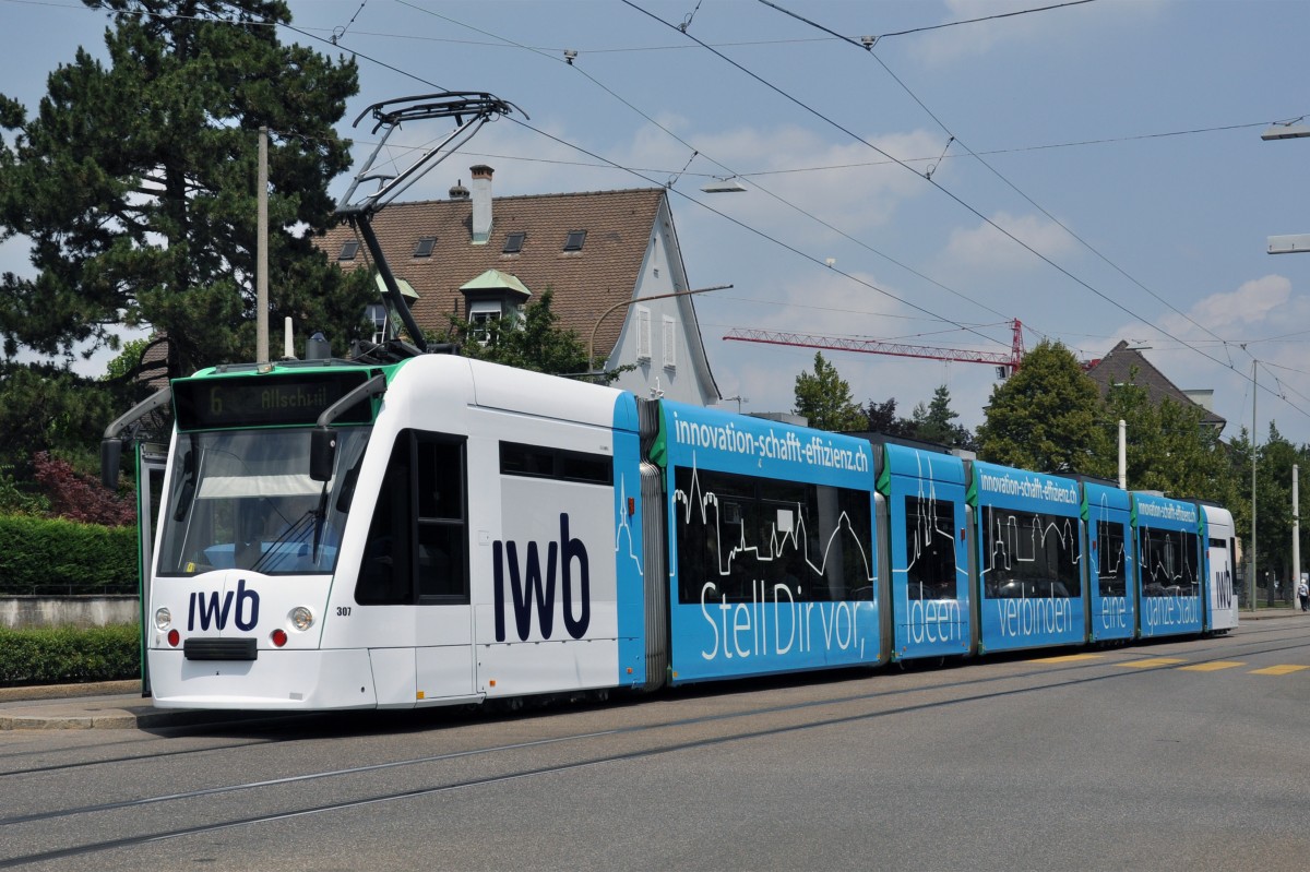 Seit dem 19.06.2014 macht der Be 6/8 Combino 307 Werbung für die Industriellen Werke Basel (IWB). Hier steht der Wagen an der Haltestelle Kirche. Die Aufnahme stammt vom 20.06.2014.
