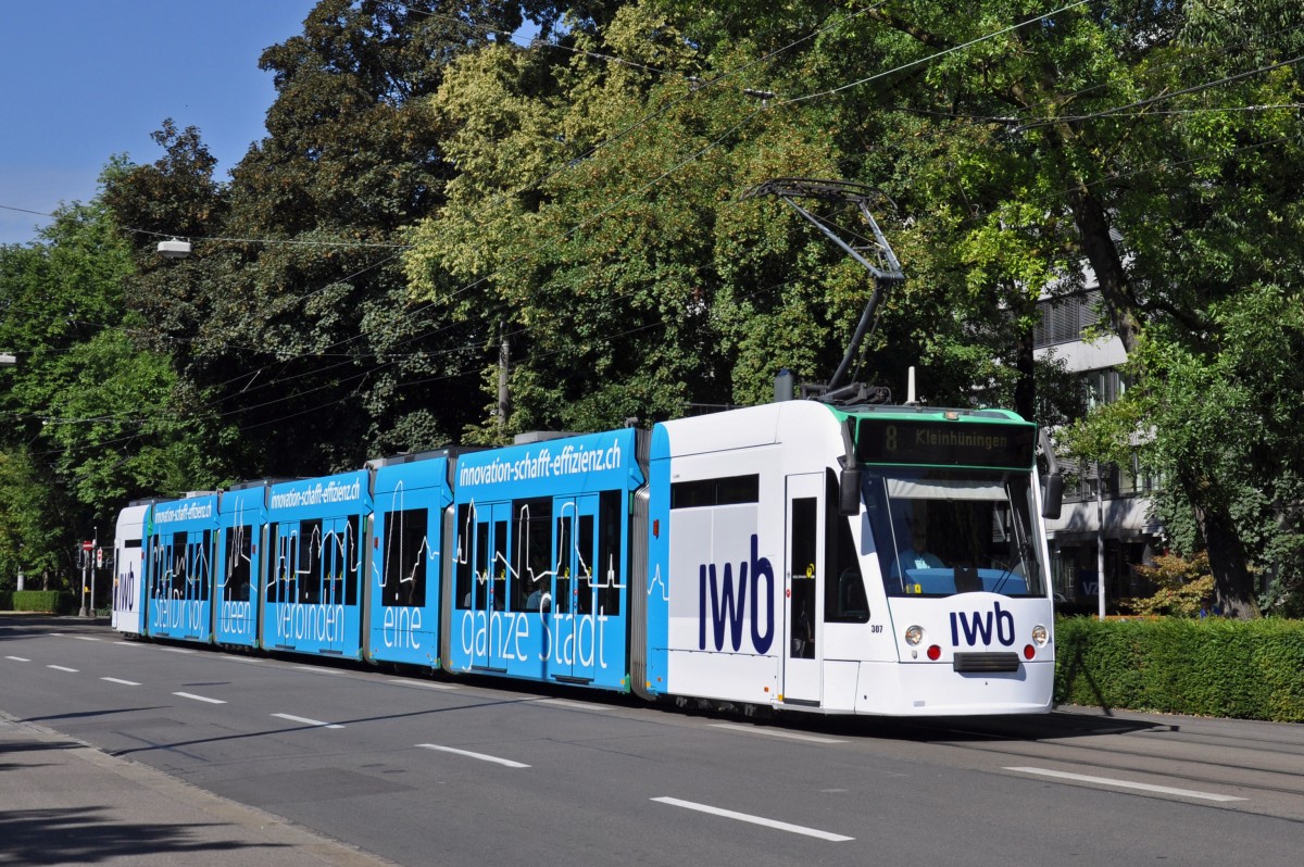 Seit dem 19.06.2014 macht der Be 6/8 Combino 307 Werbung für die Industriellen Werke Basel (IWB). Hier fährt der Wagen auf der Linie 8 Richtung Haltestelle Aeschenplatz. Die Aufnahme stammt vom 22.06.2014.