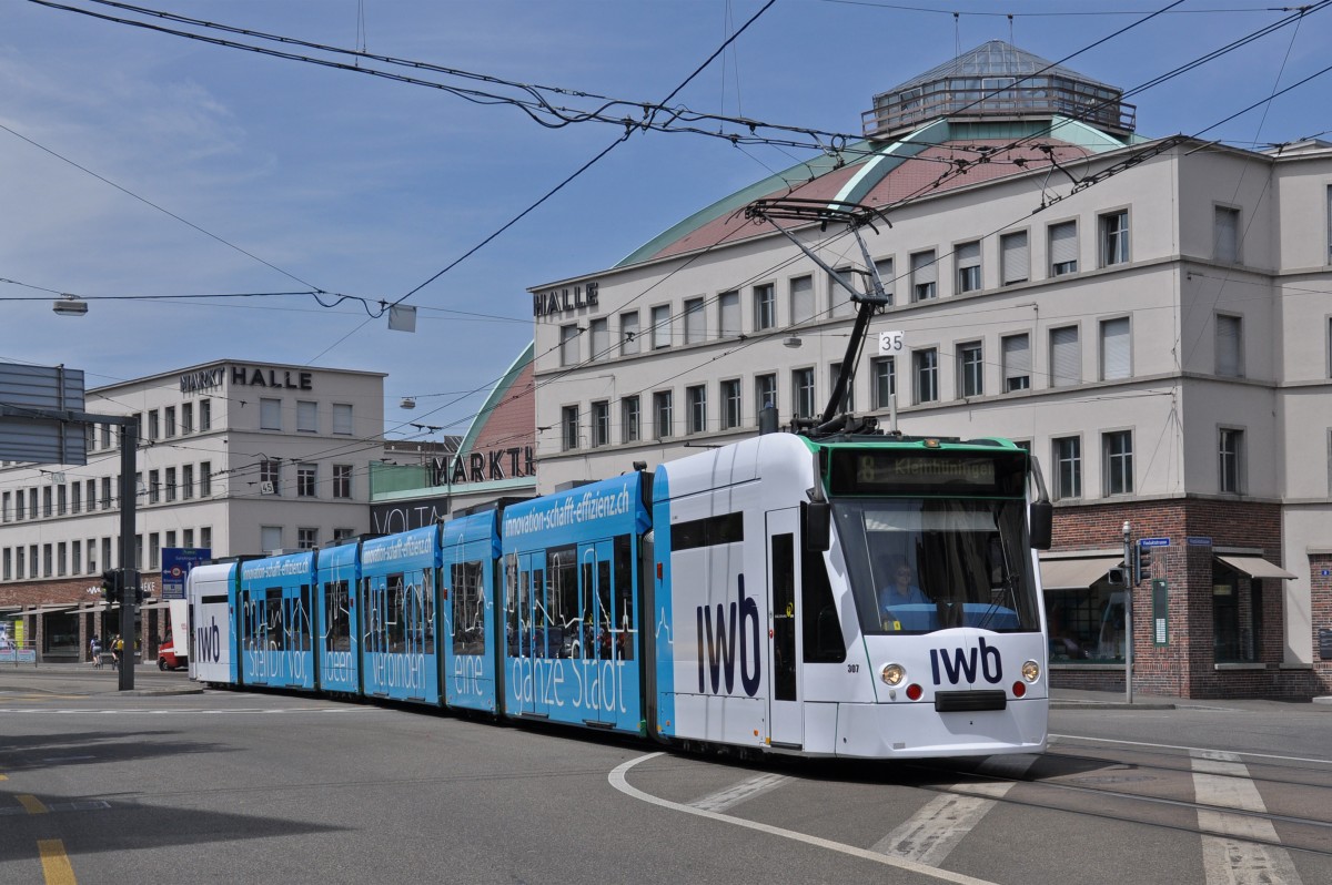 Seit dem 19.06.2014 macht der Be 6/8 Combino 307 Werbung für die Industriellen Werke Basel (IWB). Hier fährt der Wagen auf der Linie 8 Richtung Bahnhof SBB. Die Aufnahme stammt vom 22.06.2014.