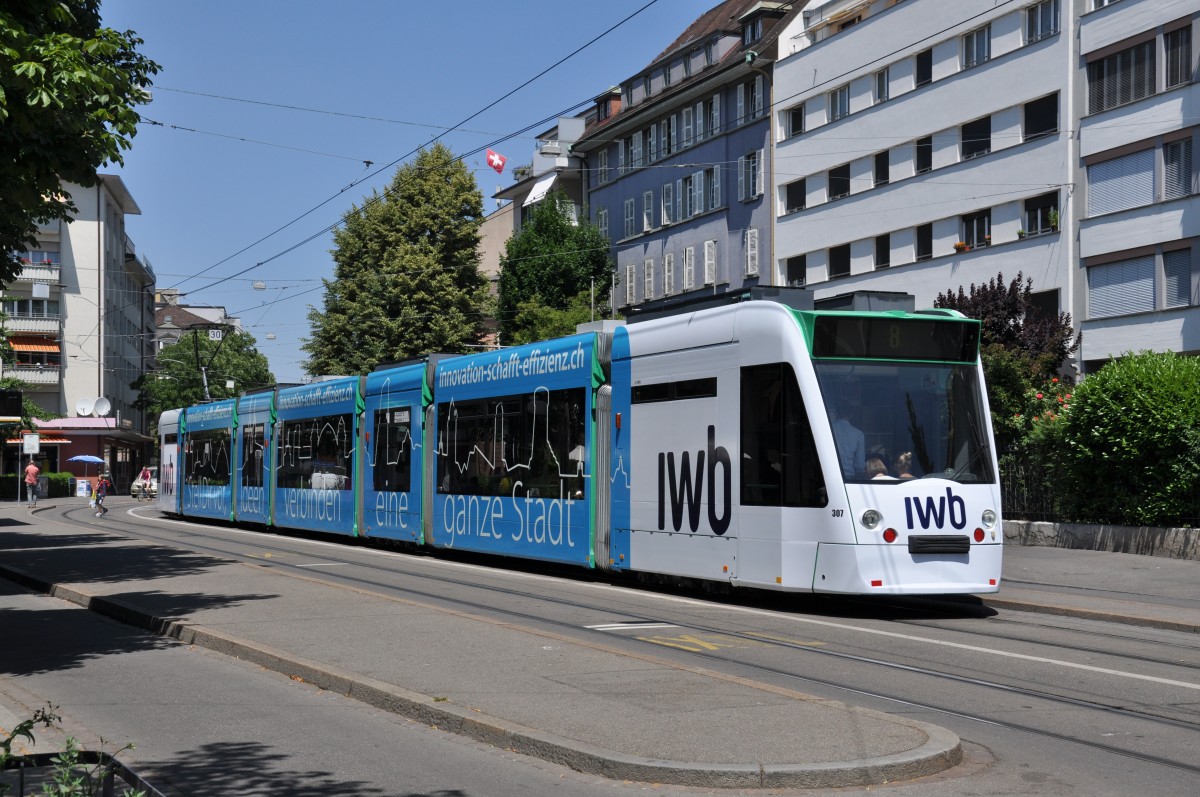 Seit dem 19.06.2014 macht der Be 6/8 Combino 307 Werbung für die Industriellen Werke Basel (IWB). Hier steht der Wagen an der Haltestelle Kaserne. Die Aufnahme stammt vom 21.06.2014.