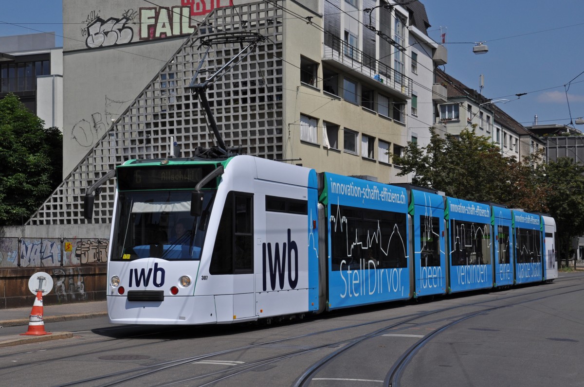 Seit dem 19.06.2014 macht der Be 6/8 Combino 307 Werbung für die Industriellen Werke Basel (IWB). Hier fährt der Wagen zur Haltestelle Morgartenring. Die Aufnahme stammt vom 26.06.2014.