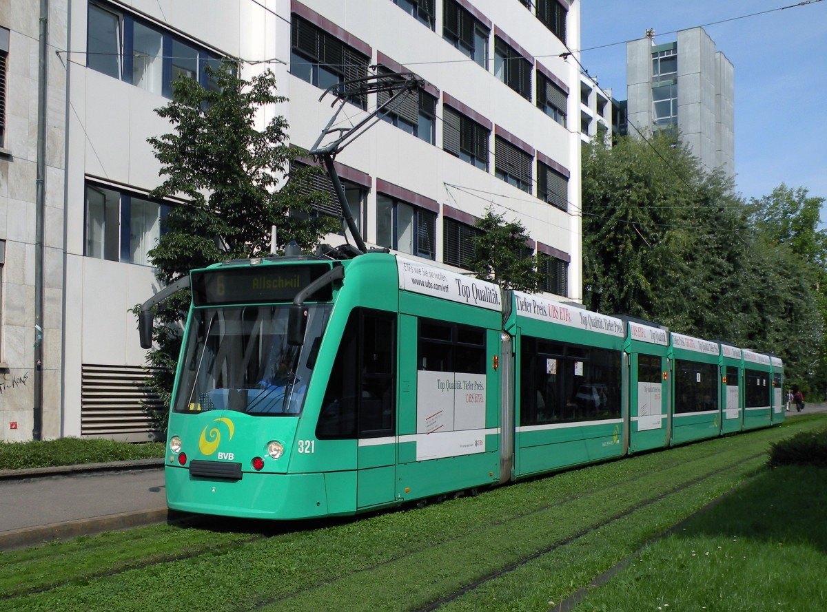 Seit dem 19.09.2013 hat der Combino 321 eine Teilwerbung der UBS. Hier fhrt der Wagen auf der Linie 6 zur Haltestelle Gewerbeschule. Die Aufnahme stammt vom 25.09.2013. 