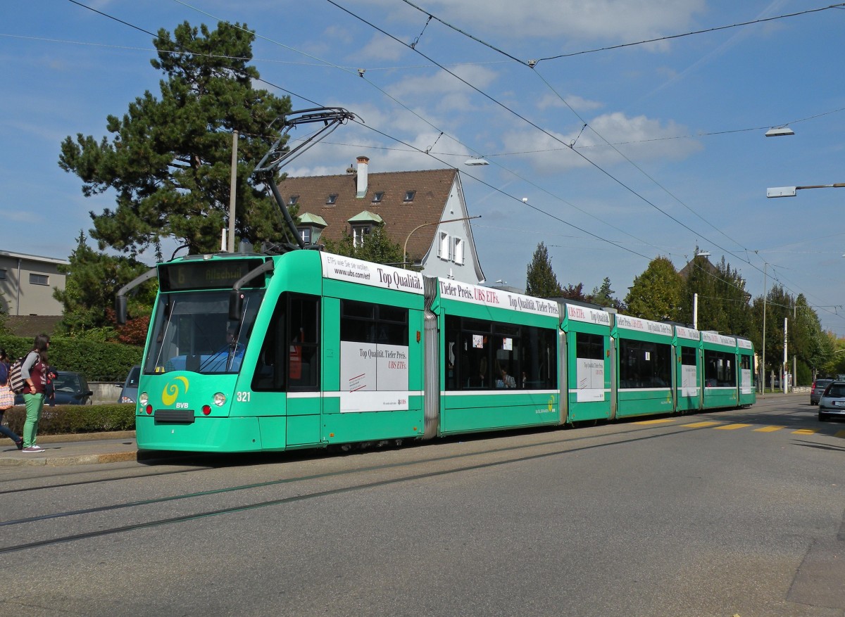 Seit dem 19.09.2013 hat der Combino 321 eine Teilwerbung der UBS. Hier steht der Wagen an der Haltestelle Kirche auf der Linie 6. Die Aufnahme stammt vom 25.09.2013.