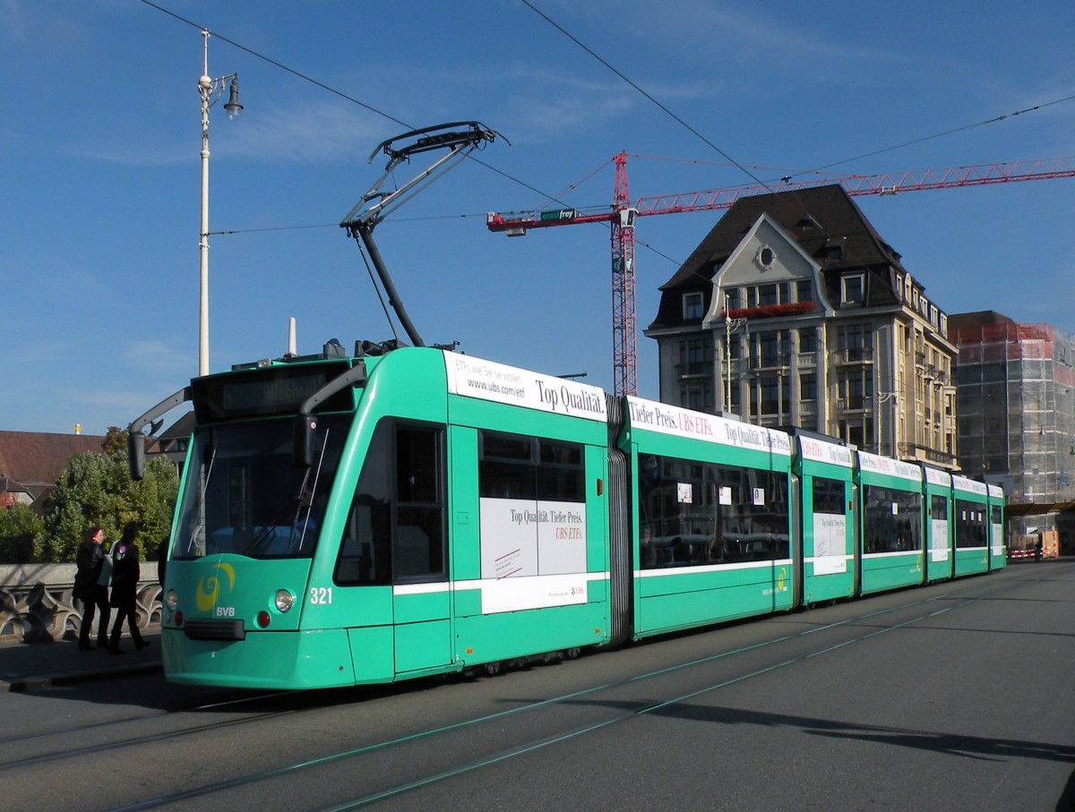 Seit dem 19.09.2013 hat der Combino 321 eine Teilwerbung der UBS. Hier fhrt der Wagen auf der Linie 6 ber die Mittlere Rheinbrcke. Die Aufnahme stammt vom 24.10.2013.
