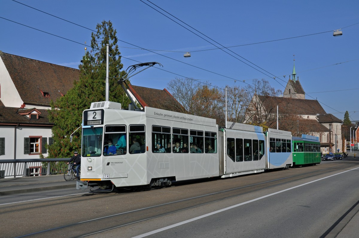 Seit dem 21.11.2014 macht der Be 4/6 S 683 Werbung für Pro Innerstadt Geschenkgutscheine. Hier fährt der Wagen zusammen mit dem B 1437 über die Wettsteinbrücke zur Haltestelle Kunstmuseum. Die Aufnahme stammt vom 24.11.2014.