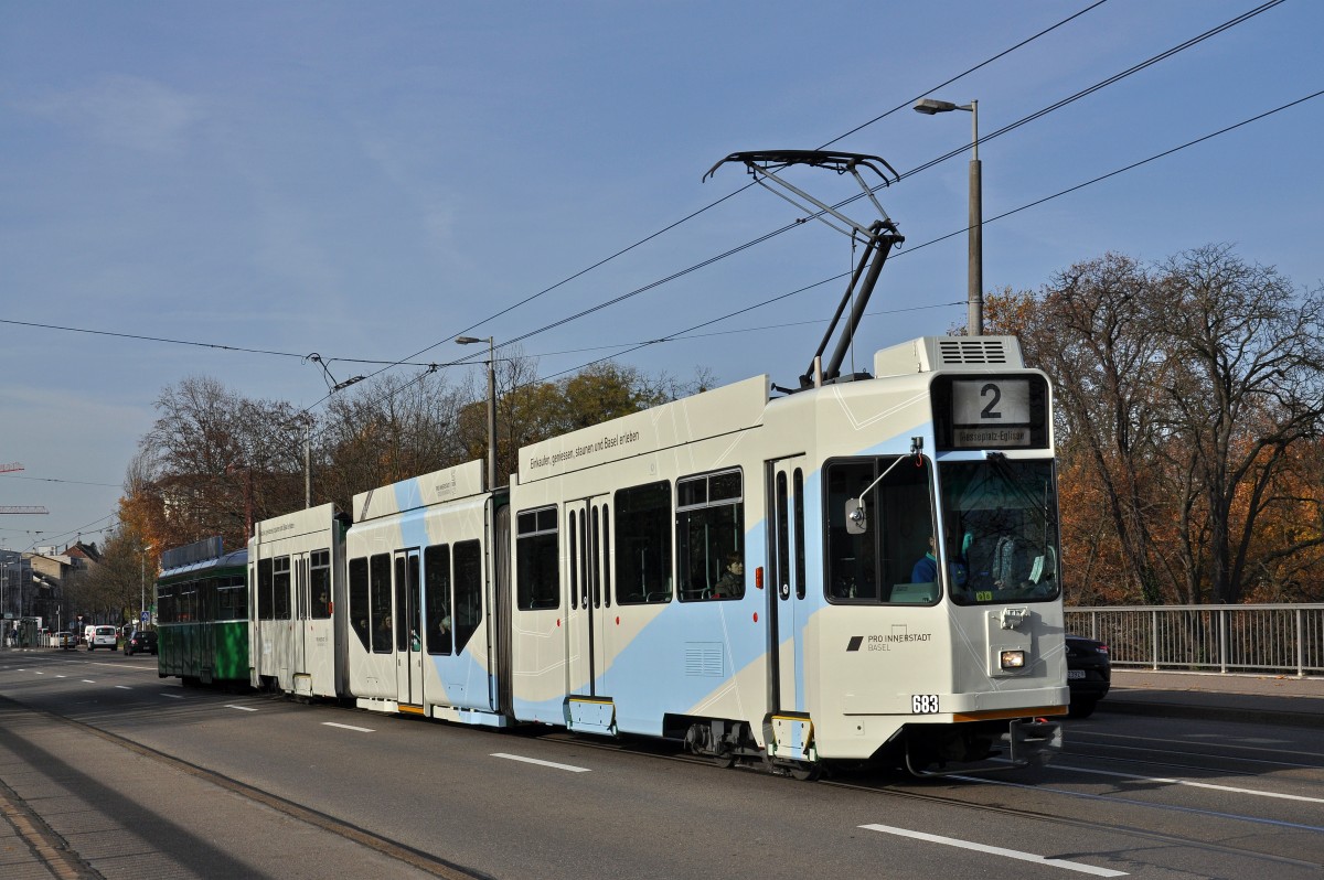 Seit dem 21.11.2014 macht der Be 4/6 S 683 Werbung für Pro Innerstadt Geschenkgutscheine. Hier fährt der Wagen zusammen mit dem B 1437 zur Haltestelle Margarethen. Die Aufnahme stammt vom 24.11.2014.