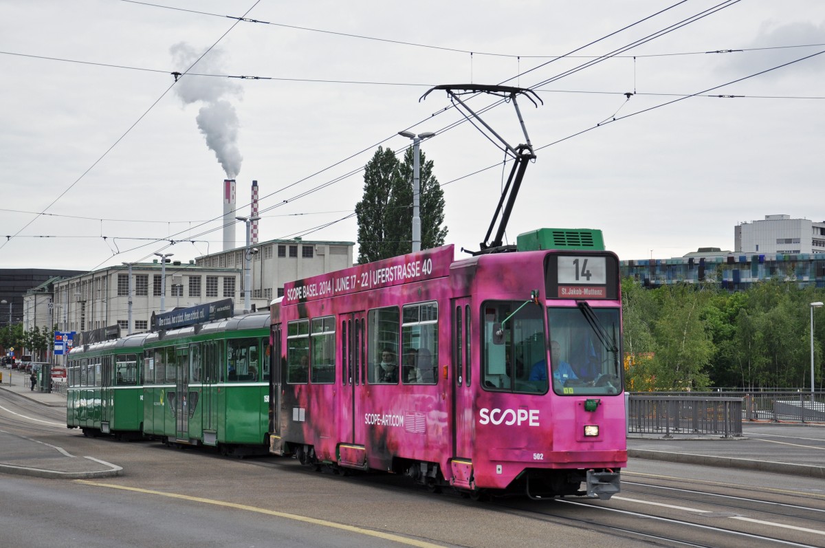 Seit dem 25.05.2014 trägt der Be 4/4 502 eine Werbung für die SCPOE-Art Ausstellung. Hier fährt der Wagen zusammen mit dem B 1505 S und dem B 1455 auf der Linie 14 zur Haltestelle Dreirosenbrücke. Die Aufnahme stammt vom 28.05.2014.