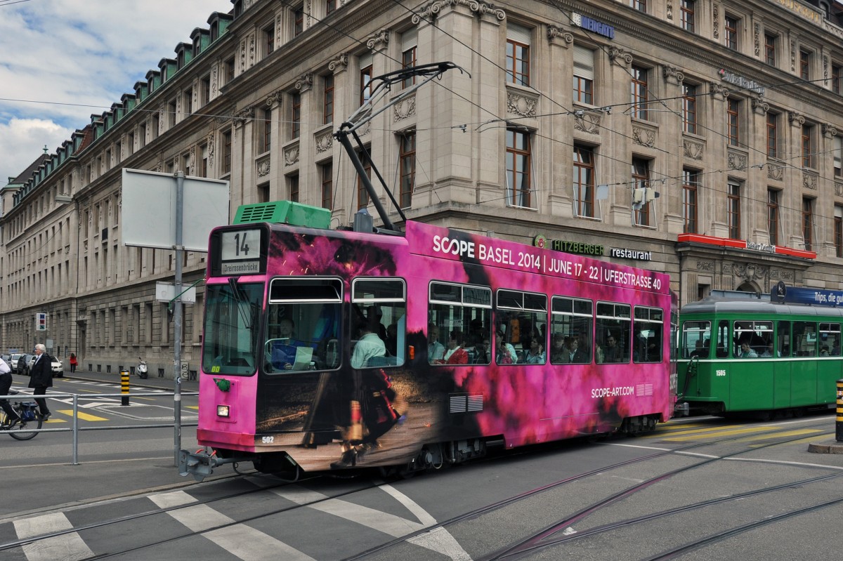 Seit dem 25.05.2014 trägt der Be 4/4 502 eine Werbung für die SCPOE-Art Ausstellung. Hier fährt der Wagen zusammen mit dem B 1505 S und dem B 1455 auf der Linie 14 am Aeschenplatz. Die Aufnahme stammt vom 28.05.2014.