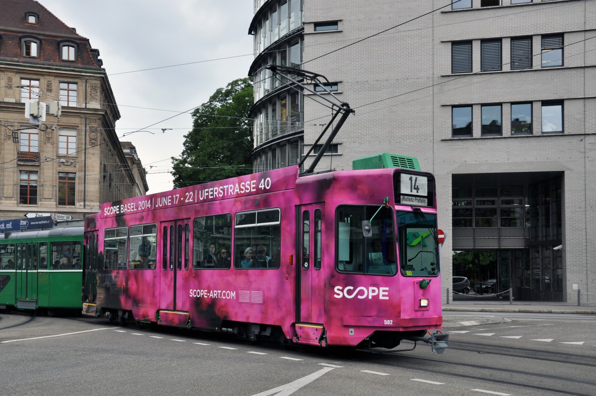 Seit dem 25.05.2014 trägt der Be 4/4 502 eine Werbung für die SCPOE-Art Ausstellung. Hier fährt der Wagen zusammen mit dem B 1505 S und dem B 1455 auf der Linie 14 am Aeschenplatz. Die Aufnahme stammt vom 27.05.2014.