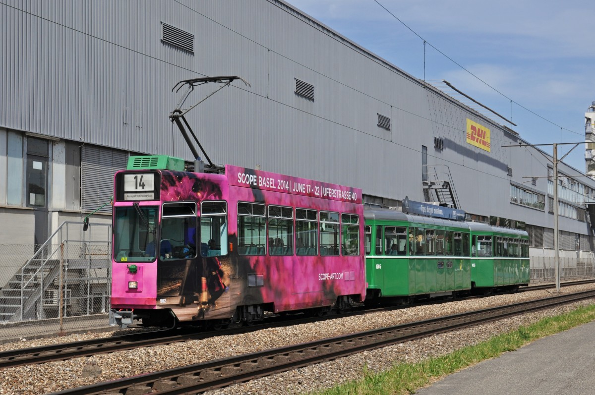 Seit dem 25.05.2014 trägt der Be 4/4 502 eine Werbung für die SCPOE-Art Ausstellung. Hier fährt der Wagen zusammen mit dem B 1505 S und dem B 1455 auf der Linie 14 zu Haltestelle Lachmatt. Die Aufnahme stammt vom 06.06.2014.