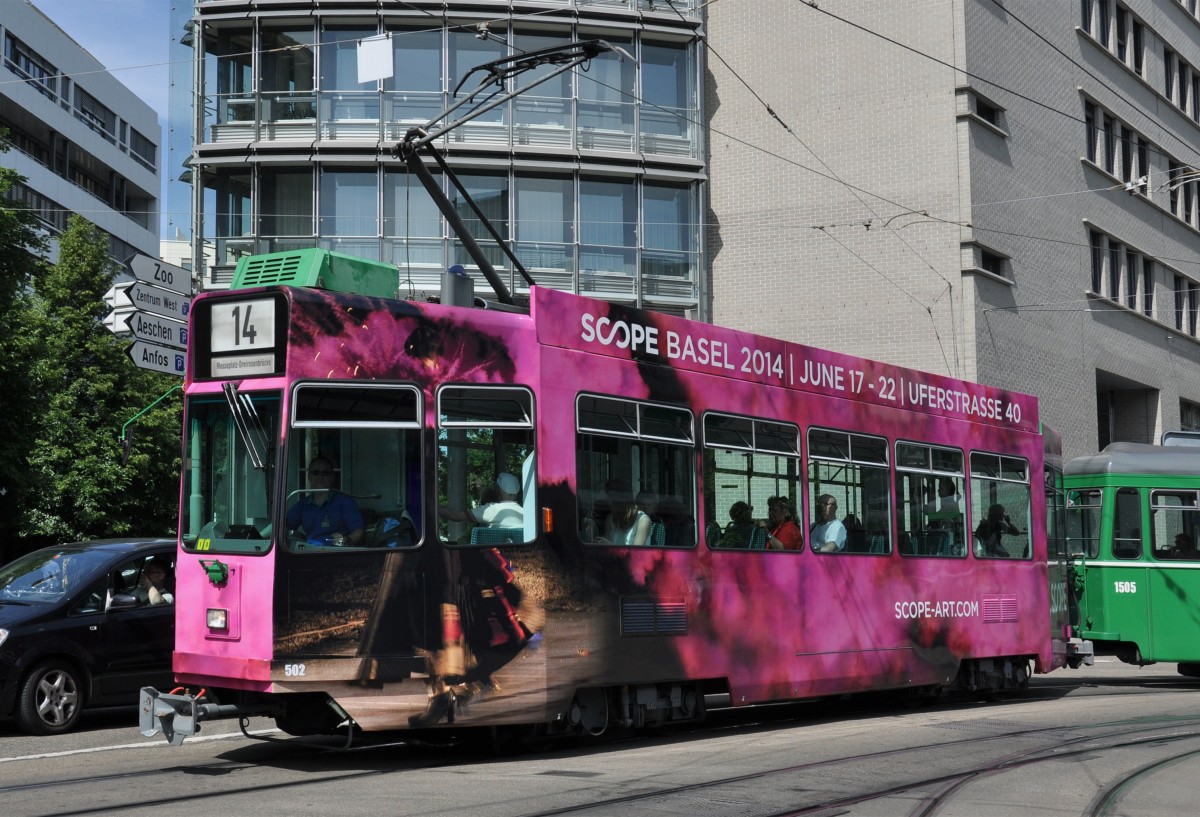 Seit dem 25.05.2014 trägt der Be 4/4 502 eine Werbung für die SCPOE-Art Ausstellung. Hier fährt der Wagen auf der Linie 14 zur Haltestelle Aeschenplatz. Die Aufnahme stammt vom 06.06.2014.