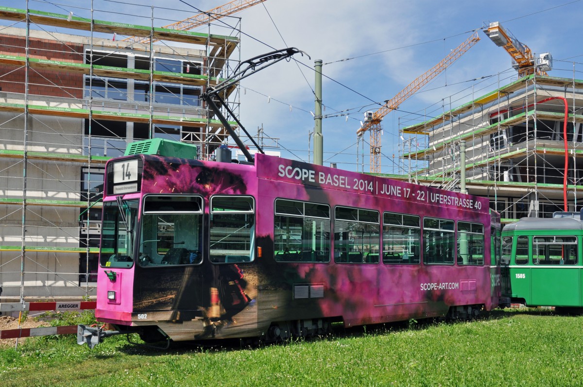 Seit dem 25.05.2014 trägt der Be 4/4 502 eine Werbung für die SCPOE-Art Ausstellung. Hier steht der Wagen in der Schlaufe in Pratteln. Die Aufnahme stammt vom 06.06.2014.