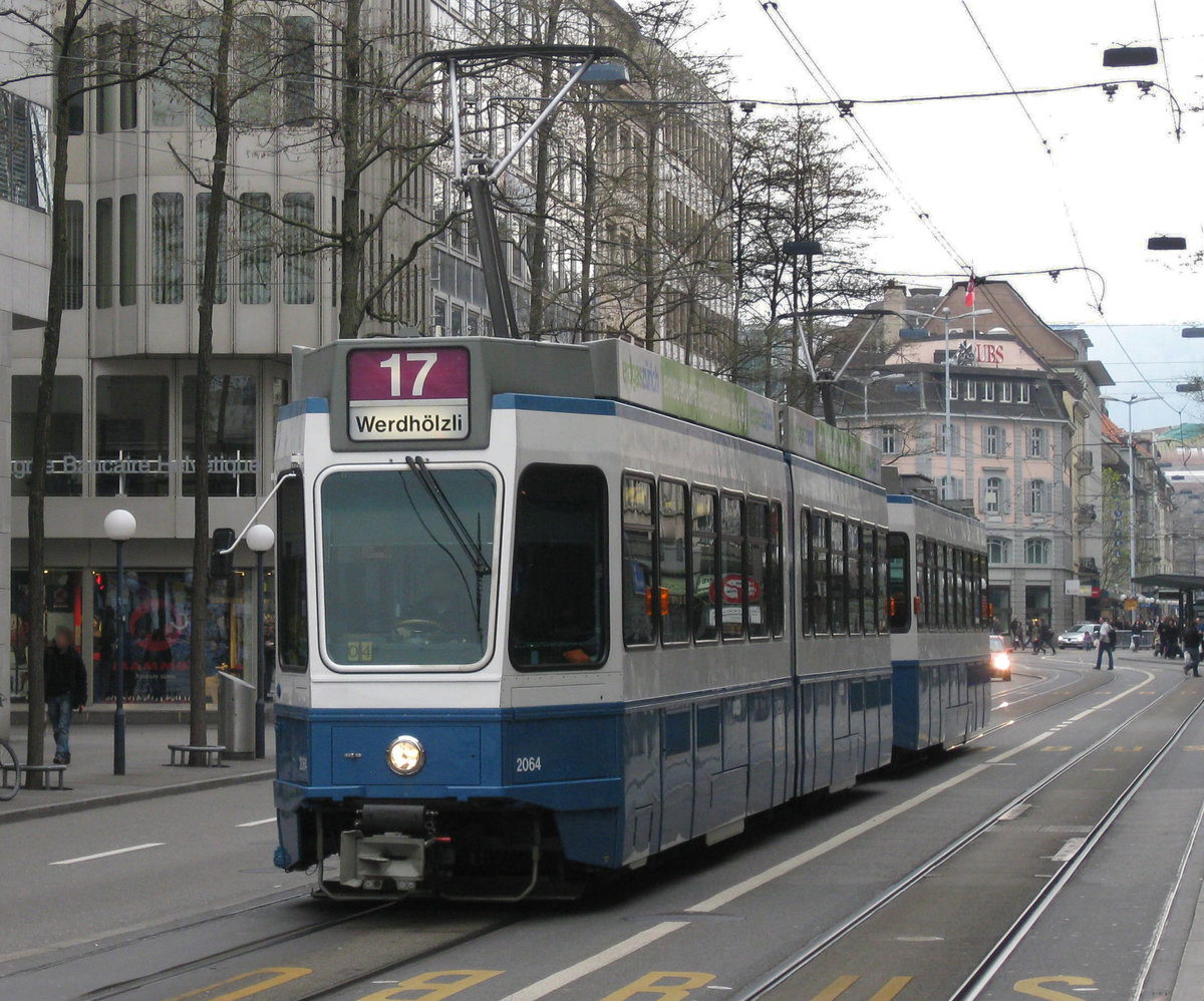 Seit dem 25.11.2019 ist die Linie 17 wegen Fahrzeugmangels, verursacht durch die verspätete Lieferung der Flexitys, bis auf Weiteres eingestellt. Seither verkehrt an deren Stelle die Linie 6 nach Werdhölzli. Hier ein Bild aus besseren Tagen: Be 4/6 2064 als Linie 17 zwischen Löwenplatz und Bahnhofplatz/HB am 14.04.2012. 