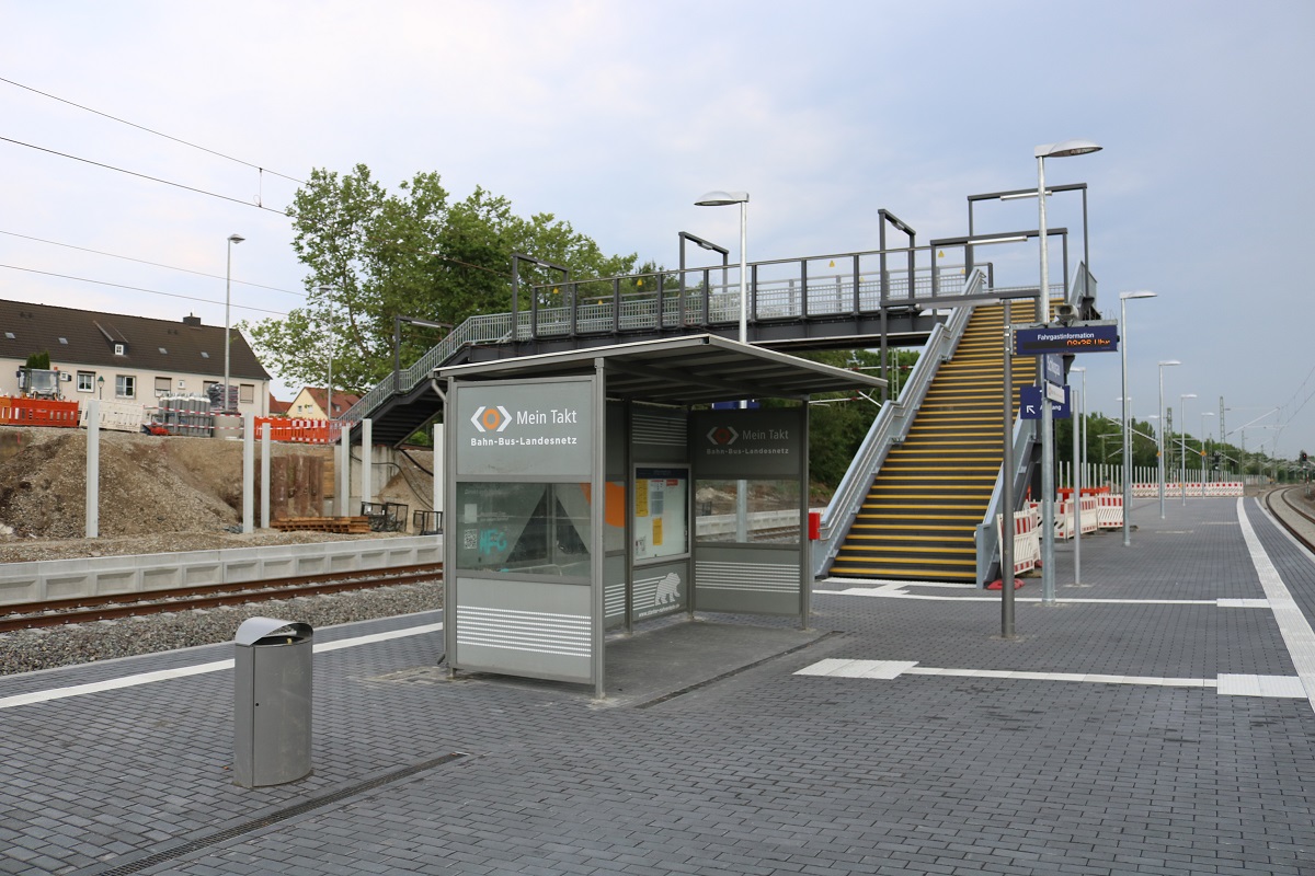 Seit dem 26.5.2017 präsentiert sich der Bahnhof Schkopau nach den über zwei Monate andauernden Bauarbeiten im Rahmen des Projekts  Elektronisches Stellwerk Merseburg  im neuen Gewand und wird wieder von Zügen angefahren bzw. durchfahren. Ein paar Restarbeiten, wie z.B. der Einbau von Aufzügen, der Bau von Bahnsteig 1 und die Errichtung von Lärmschutzwänden, müssen noch erledigt werden. Zu sehen ist das Wartehäuschen und die neue Fußgängerbrücke am Mittelbahnsteig (Gleis 2/3). [3.6.2017 - 8:38 Uhr]