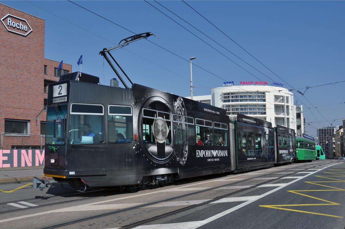 Seit dem 27.03.2014 fährt der dritte schwarze Werbewagen auf der Linie 2. Er wirbt für Emporio Armani. Die Aufnahme stammt vom 28.03.2014.
