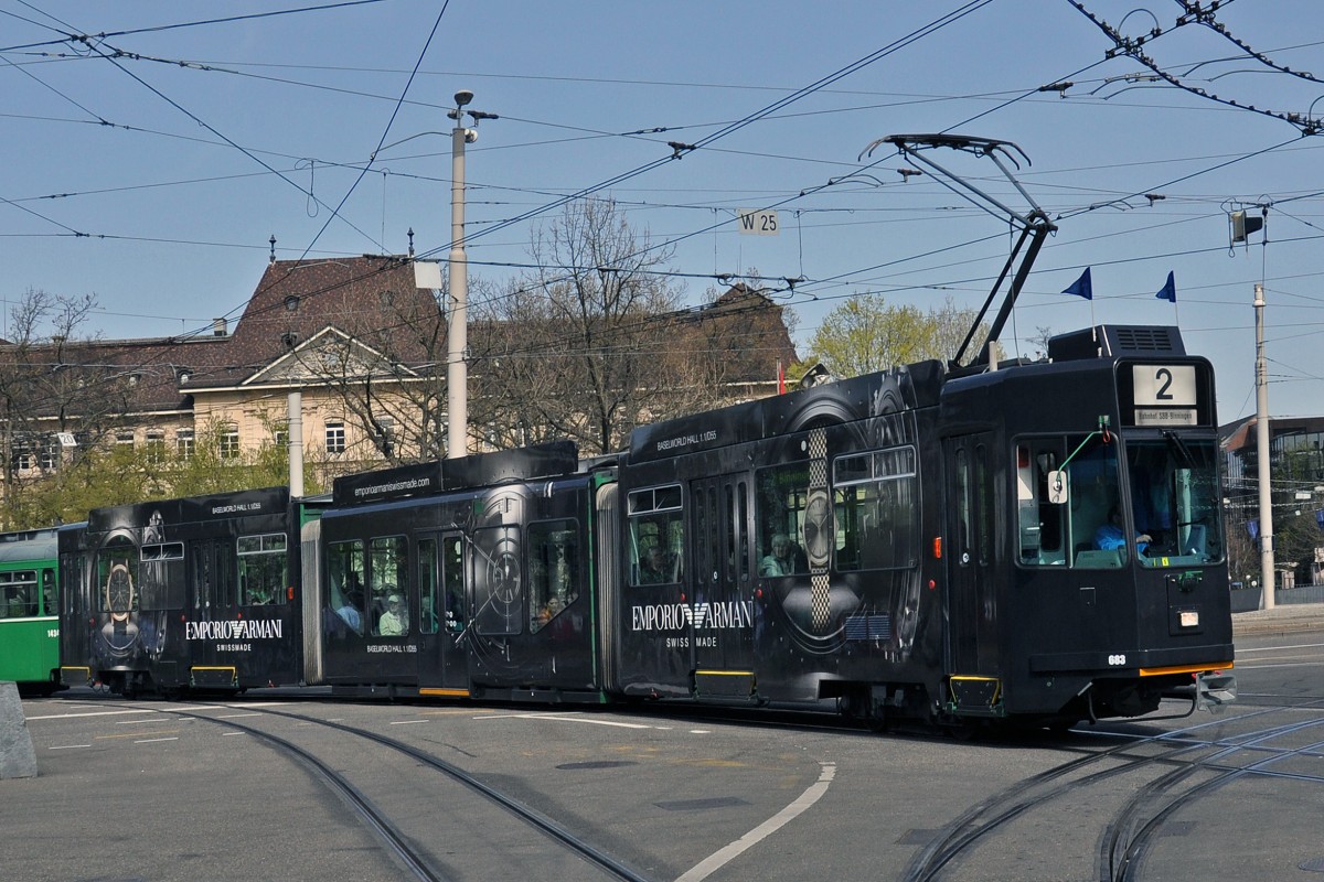 Seit dem 27.03.2014 fährt der dritte schwarze Werbewagen auf der Linie 2. Er wirbt für Emporio Armani. Die Aufnahme stammt vom 30.03.2014.