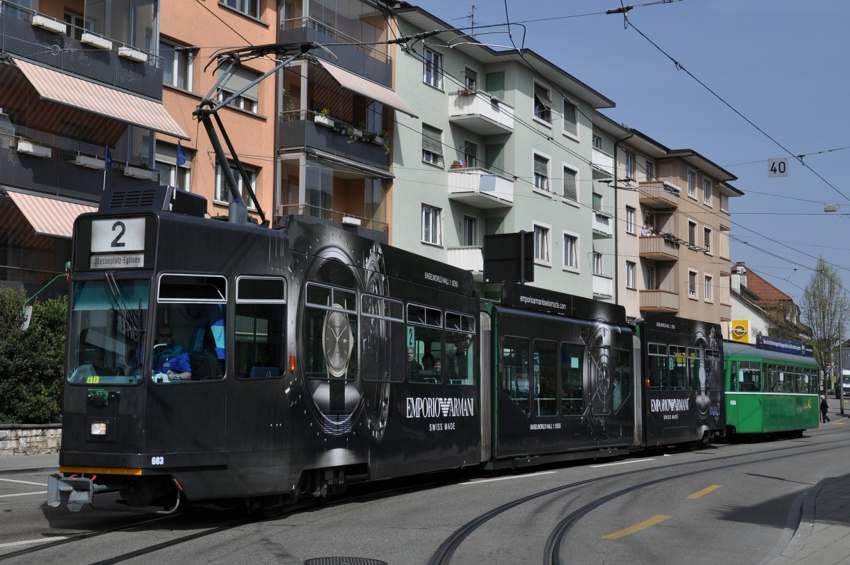 Seit dem 27.03.2014 fährt der dritte schwarze Werbewagen auf der Linie 2. Er wirbt für Emporio Armani. Hier fährt der Wagen in die Schlaufe beim Kronenplatz in Binningen. Die Aufnahme stammt vom 31.03.2014.