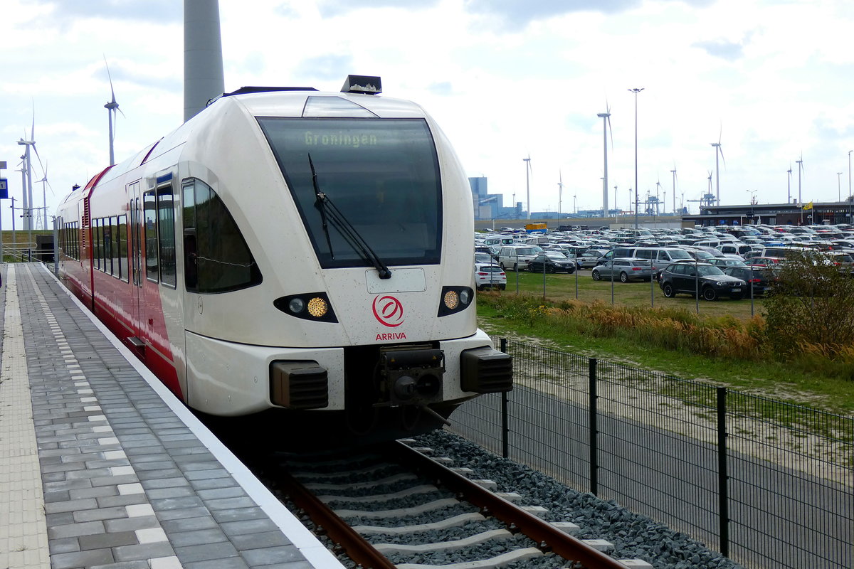 Seit dem 28.03.2018 fahren die Züge von Groningen nach Roodeschool zur neuen Stadion Eemshaven NL (Borkumkai) bedient von Arriva mit Stadler GTW 2/6 und 2/8 Zügen.Aufnahme am 18.08.2018 Fahrzeugnummer unbekannt.