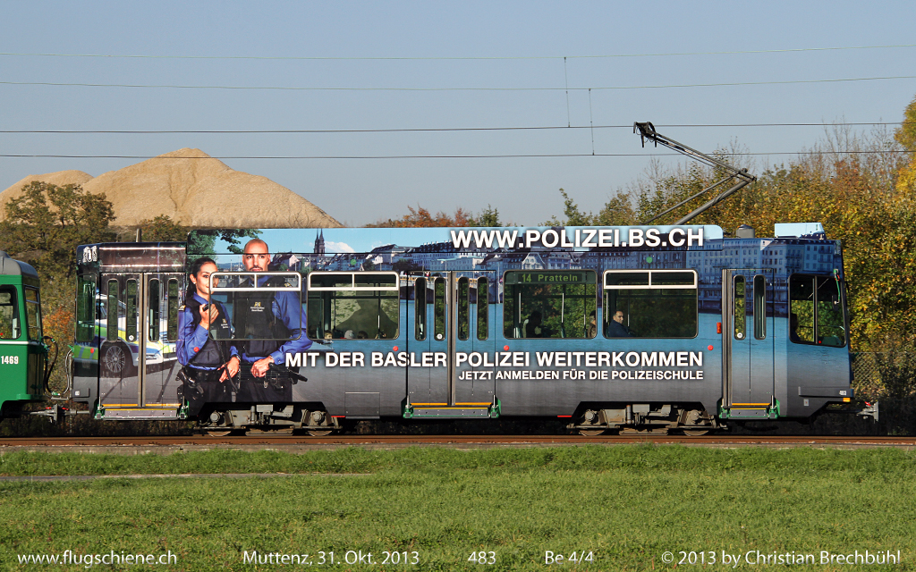 Seit dem 31. Oktober 2013 Werben die Basel Stdtischen Retter um neue Mitarbeiter.
Hier fr die Basler Polizei, die 483 Be 4/4 der BVB, kurz vor der Tramstation Lachmatt hier aber noch auf Muttenzer Boden.  
