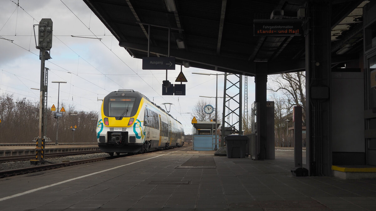 Seit dem 5.2.22 fährt am Wochenende zwischen Gunzenhausen und Pleinfeld auf der Seenlandbahn der BEMU von Alstom (ex Bomardier, siehe auch Fahrzeuganschriften). 

Hier steht der Zug in Gunzenhausen und lädt seine Akkus. 

Gunzenhausen, der 26.02.2022