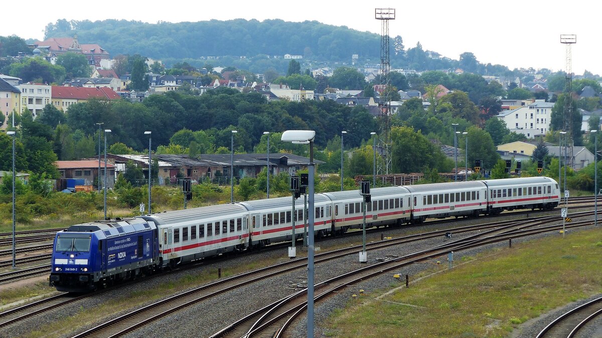 Seit dem 5.9.2022 verkehren die IC Züge nach Kassel, Düsseldorf und Köln zwischen Gera und Gotha mit einer 246er der PRESS. Hier die 246 049-2 ( 9280 1246 011-1 D-PRESS ) beim pausieren in Gera am 6.9.2022