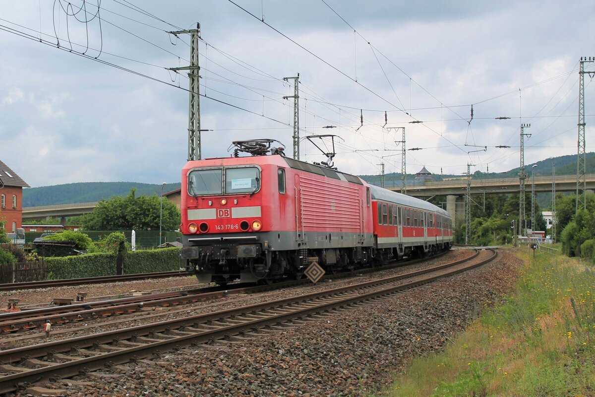 Seit dem 8.7.2022 ist die DB Gebrauchtzug-143 176-6 anstelle der 112 139 mit dem DB-Entlastungszug für den Franken-Thüringen-Express (RE42) zwischen Nürnberg und Leipzig unterwegs. Hier am 9.7.2022 in der Einfahrt zum Saalfelder Bahnhof.